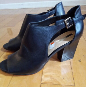 Tahari Going Black peep toe heels NWOT